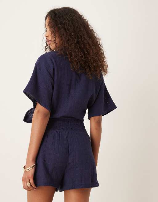 ASOS DESIGN – Marinblått set med shorts i broderie anglaise med smockad midja, 4 av 5