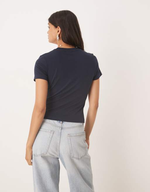 ASOS DESIGN - Marineblå baby-T-shirt med 'Milano'-grafik i chenille, 2 af 4