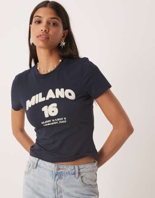 ASOS DESIGN - Marineblå baby-T-shirt med 'Milano'-grafik i chenille, 4 af 4