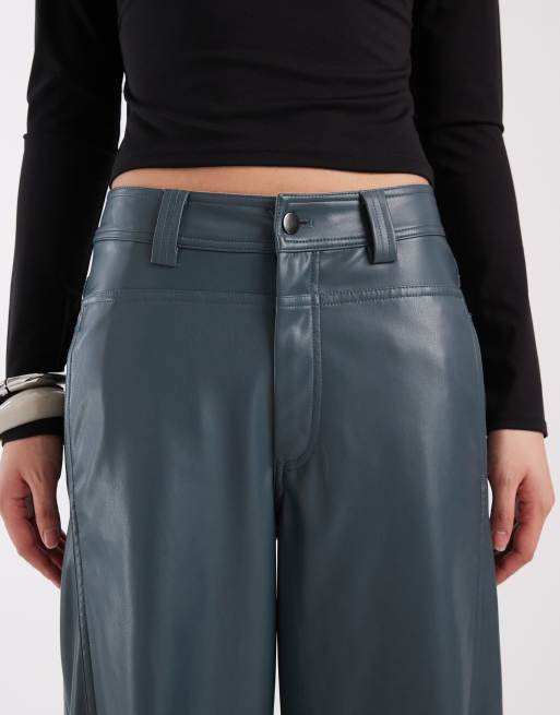ASOS DESIGN - Marineblå bukser med tøndeformede ben og sømdetaljer i imiteret læder, 3 af 5