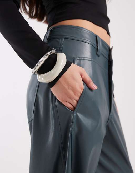 ASOS DESIGN - Marineblå bukser med tøndeformede ben og sømdetaljer i imiteret læder, 4 af 5
