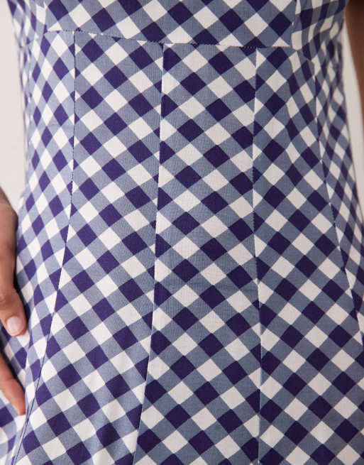 ASOS DESIGN - Marineblå kortærmet maxikjole med gingham-tern og dyb rund hals samt kiler, 4 af 4