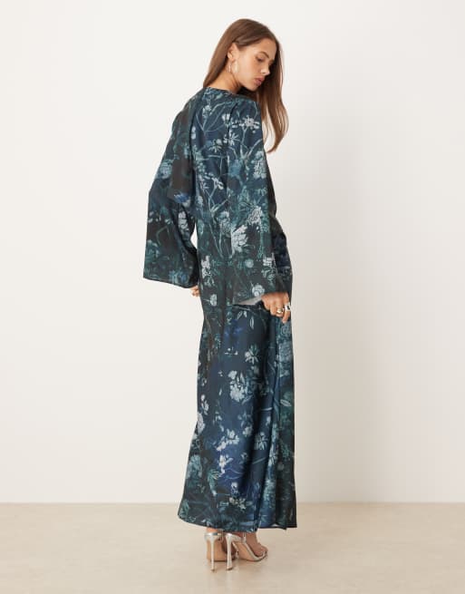 ASOS DESIGN - Marineblå maxikjole med lange kappeærmer og blomstermønster i satin, 3 af 4