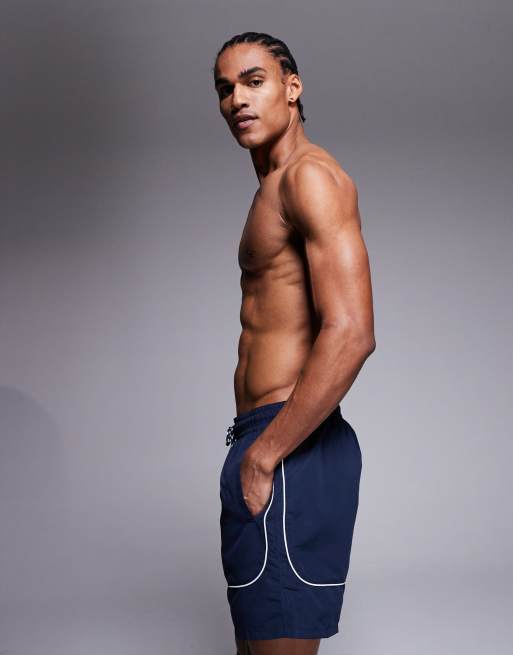 ASOS DESIGN - Marineblå mellemlange badeshorts med hvide kontrastbånd, 3 af 5