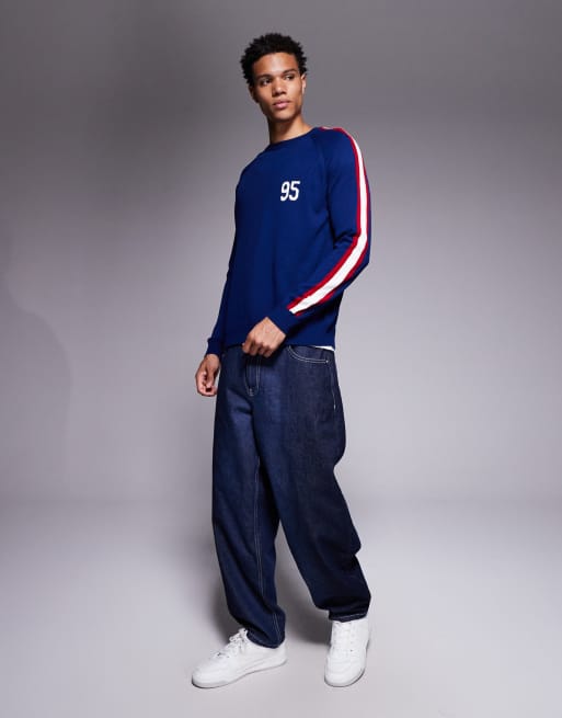 ASOS DESIGN - Marineblå og afslappet striktrøje med rund hals og "95"-grafik, 2 af 5