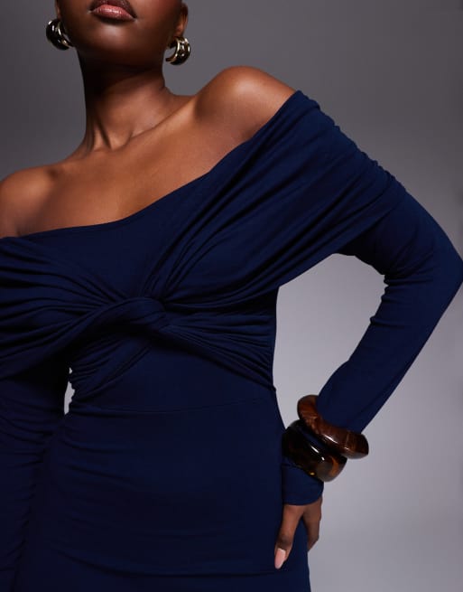 ASOS DESIGN - Marineblå og langærmet midikjole med offshoulder-design med snoet detalje, 2 af 4