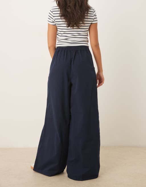 ASOS DESIGN - Marineblå og plisserede bukser med brede ben i bomuld med papirfølelse, 3 af 5