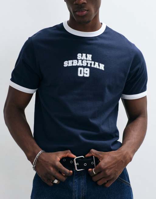 ASOS DESIGN - Marineblå ringer-T-shirt med 'San Sebastian'-grafik i Regular Fit, 2 af 5