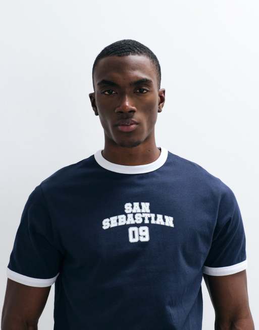 ASOS DESIGN - Marineblå ringer-T-shirt med 'San Sebastian'-grafik i Regular Fit, 4 af 5