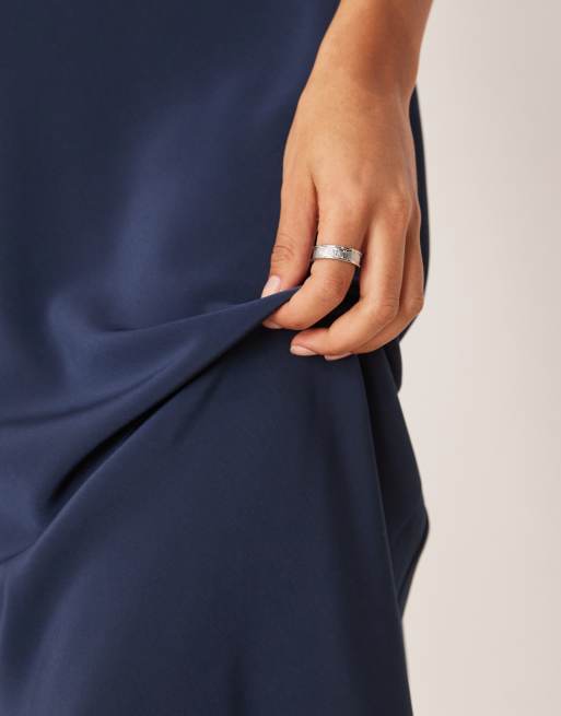 ASOS DESIGN - Marineblå slip-kjole i satin i maxilængde med dyb rund hals, 3 af 4