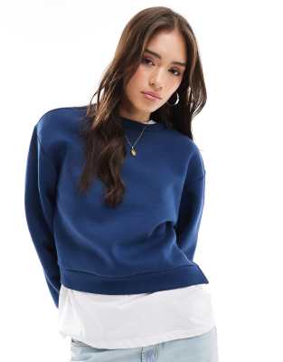 ASOS DESIGN - Marineblå sweatshirt med sømkant i forskellige længde - view 1