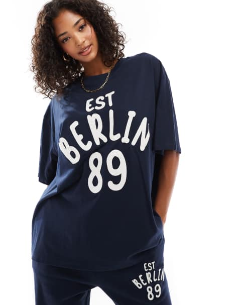 ASOS DESIGN - Marineblå T-shirt i regular fit med grafisk Berlin-print - Del af sæt - view 1