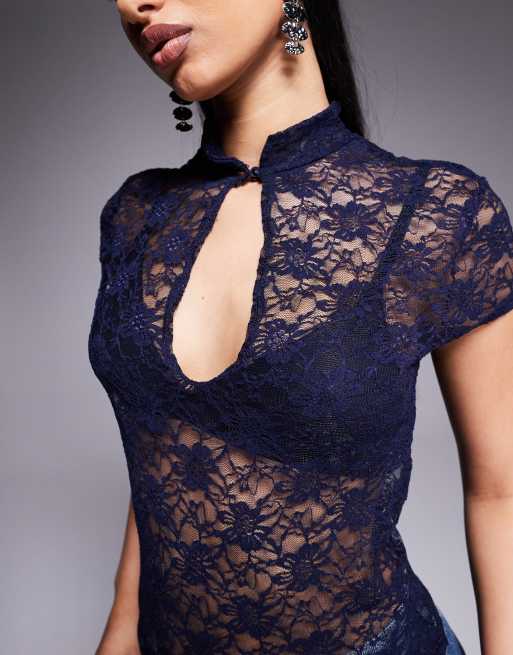 ASOS DESIGN - Marineblå top med korte ærmer og keyhole-udskæring i blondestof, 2 af 4