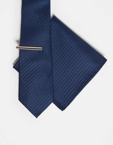 ASOS DESIGN - Marineblåt slips og lommeklud i tekstureret satin med tilhørende slipsenål - view 1