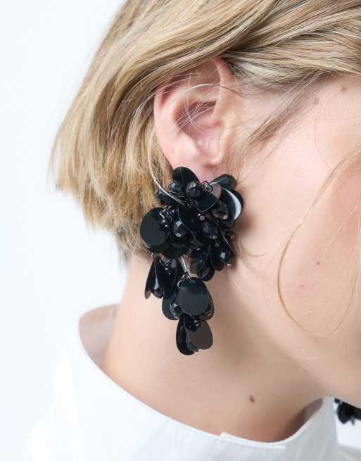 ASOS DESIGN markante blomsterøreringe med sorte pailletter, 2 af 4