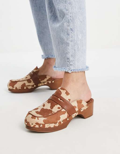 ASOS DESIGN – Marleigh – Bruna platta skor i träskomodell med komönster