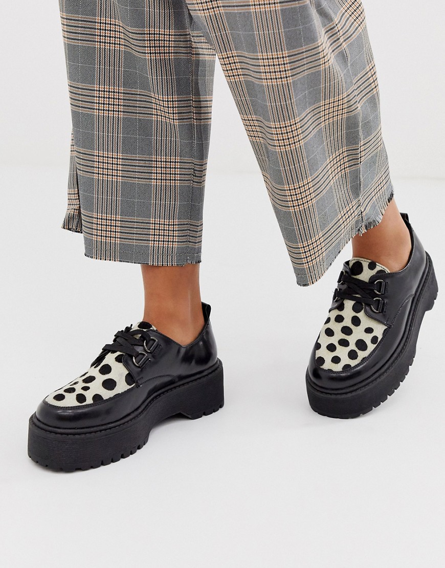 ASOS DESIGN - Marlon - Leren platte schoenen met dikke zool in zwart en dalmatiërprint-Multi