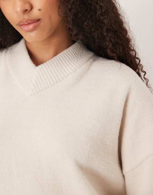 ASOS DESIGN – Marshmallow-vit, supermjuk tröja i oversized fit med v-ringning, 2 av 4