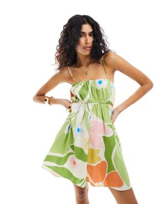 ASOS DESIGN – Marszczona na biuście sukienka letnia mini z regulowanymi ramiączkami w jaskrawy abstrakcyjny wzór