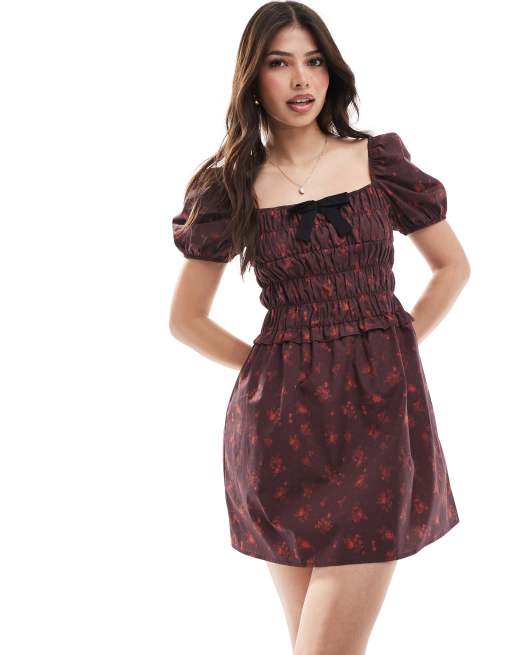 ASOS DESIGN – Marszczona na dekolcie sukienka mini w drobny czerwony kwiatowy wzór