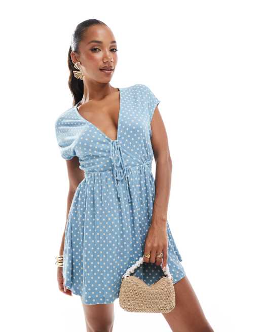ASOS DESIGN – Marszczona niebieska sukienka mini w groszki z krótkim rękawem, dekoltem w szpic i wiązaniem z przodu