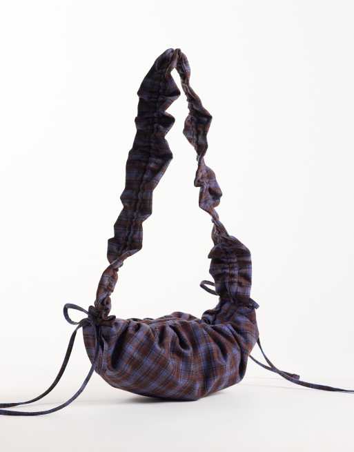 ASOS DESIGN marszczona nylonowa torebka crossbody w kratę, 4 z 4
