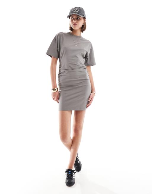 ASOS DESIGN – Marszczona po bokach sukienka t-shirtowa mini z okrągłym dekoltem, w kolorze stalowoszarym