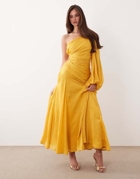 ASOS DESIGN – Marszczona satynowa sukienka midaxi na jedno ramię z obszernym rękawem z obcisłym mankietem i drapowaniem w kolorze ochry - view 1