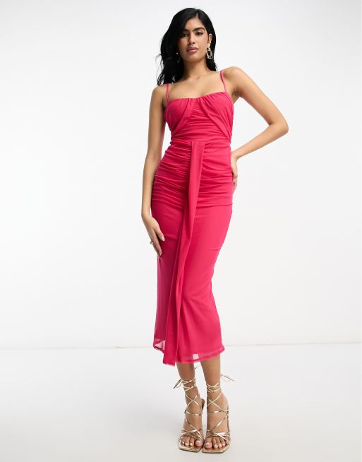 ASOS DESIGN – Marszczona siateczkowa sukienka midi na ramiączkach w malinowym kolorze