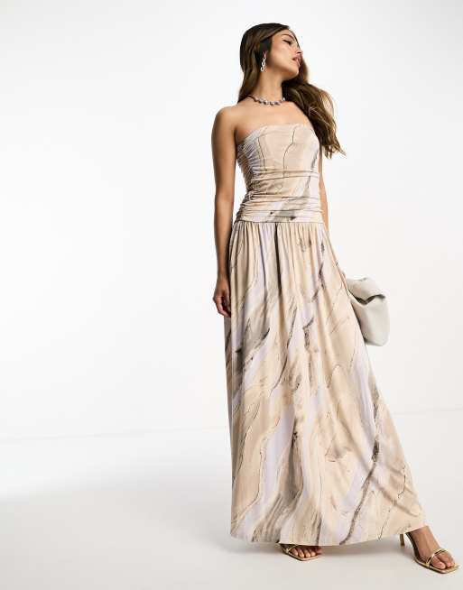 ASOS DESIGN – Marszczona sukienka maxi z dekoltem bandeau i ozdobnymi szwami w marmurkowy wzór