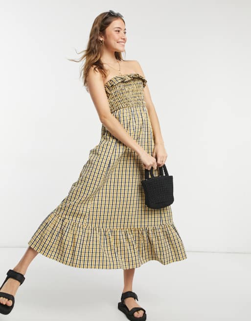 ASOS DESIGN – Marszczona sukienka midi z dekoltem bandeau i wzorem w kratę