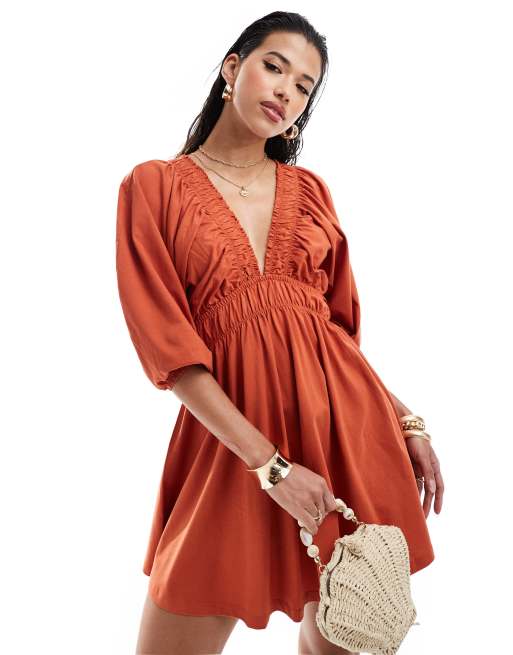 ASOS DESIGN – Marszczona w talii elastyczna sukienka mini z głębokim dekoltem w kolorze terakoty 