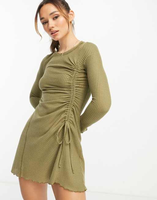 ASOS DESIGN – Marszczona z boku sukienka mini o waflowej fakturze w kolorze khaki 