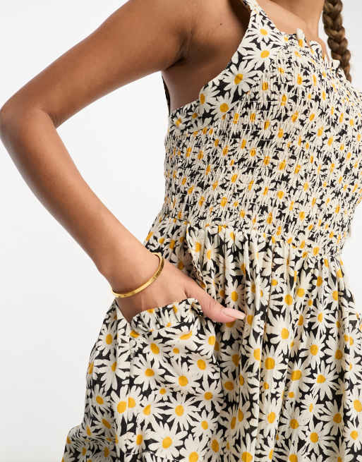 ASOS DESIGN – Marszczony kombinezon na szelkach we wzór w stokrotki, 3 z 4