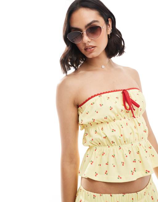 ASOS DESIGN – Marszczony top bandeau w maślanym kolorze we wzór w wiśnie, część zestawu
