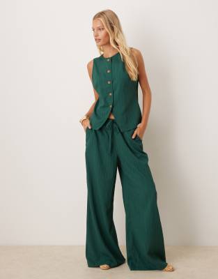 ASOS DESIGN – Marszczony zestaw w kolorze butelkowej zieleni z kamizelką i spodniami palazzo - view 1