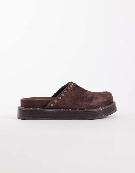 ASOS DESIGN - Marvel - Sabot premium in camoscio color cioccolato con plantare con borchie