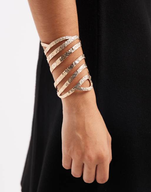 ASOS DESIGN – Masywna sztywna bransoleta w odcieniu młotkowanego złota z wycięciami