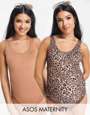 ASOS DESIGN Maternity - 2er-Pack Badeanzüge mit U-Ausschnitt in Braun und mit Tierfellmuster-Bunt