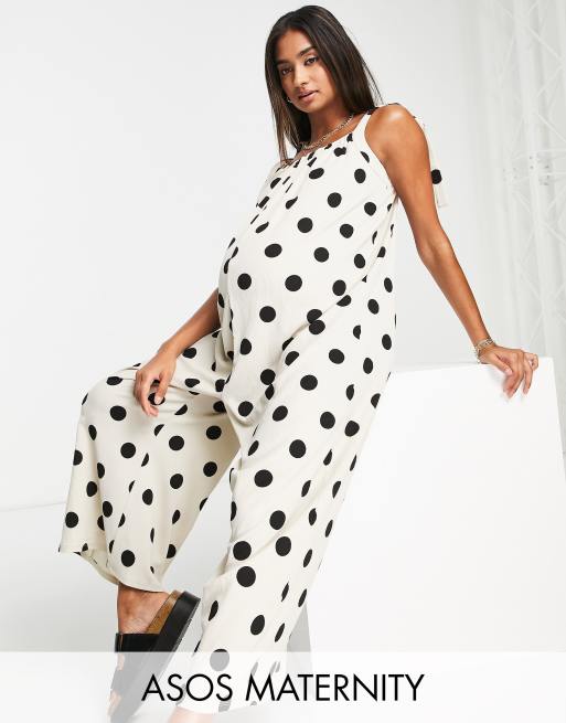 ASOS DESIGN Maternity - Aangerimpelde jumpsuit met gestrikte schouderbandjes en stippen in zwart-wit