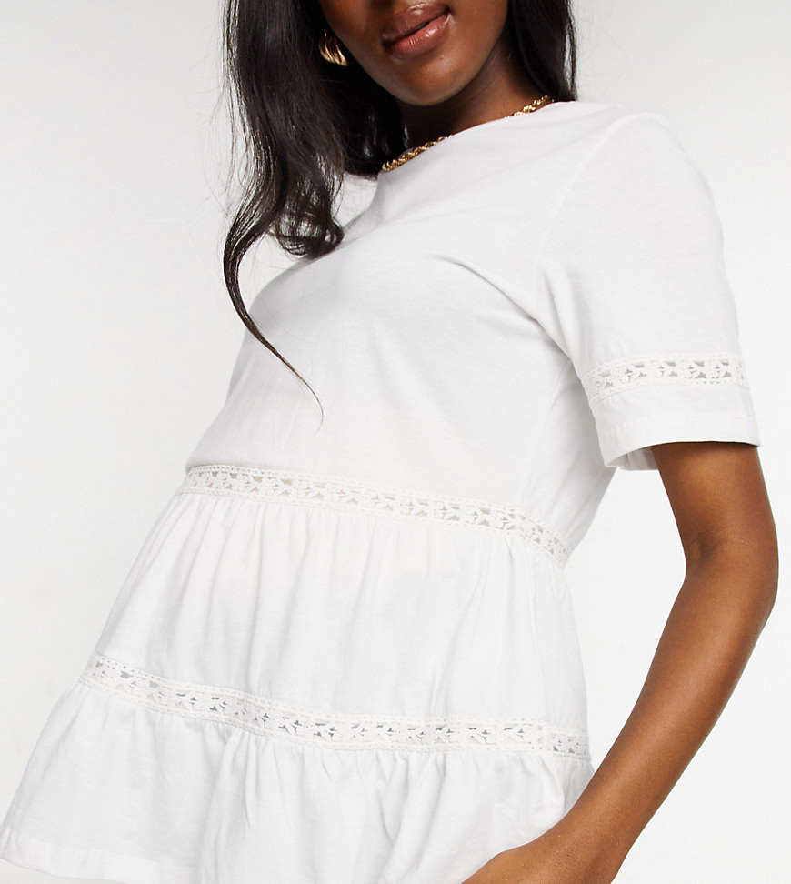 ASOS DESIGN Maternity - Aangerimpelde jurk met kanten inzetstuk in wit