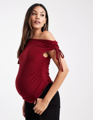 ASOS DESIGN Maternity - Anschmiegsames Oberteil in Burgunderrot mit asymmetrischer Schulterpartie und Raffung, Umstandsm...