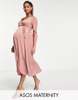 ASOS DESIGN Maternity - Asymmetrisch geschnittenes Wickelkleid aus Satin in Braun mit Taillenschnürung