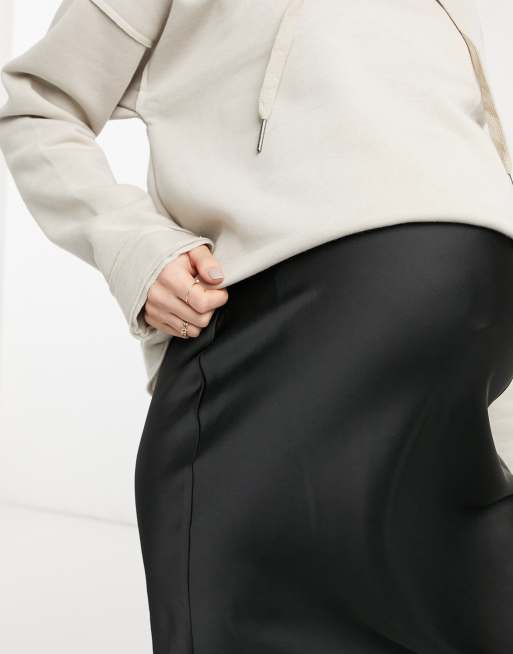 ASOS DESIGN Maternity – Asymmetrischer Satin-Midirock zum Reinschlüpfen in Schwarz, 3 von 4