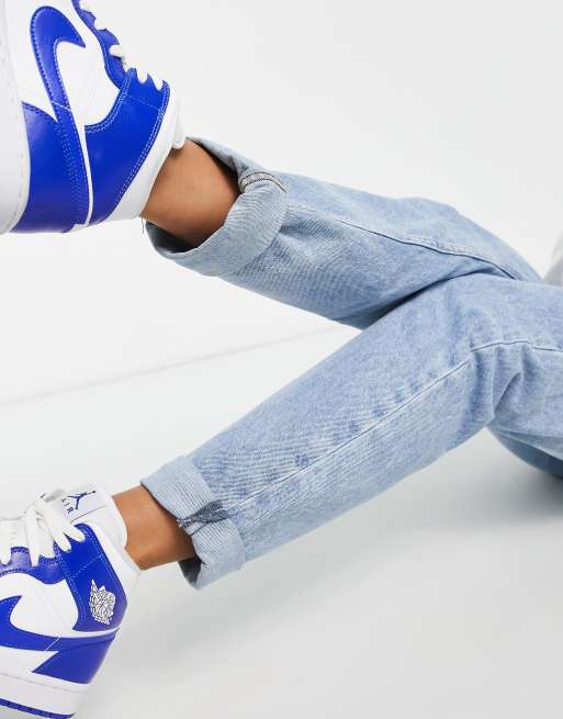 ASOS DESIGN Maternity – Avslappnade mom jeans med hög midja, elastiska band i sidan och ljus tvätt, 3 av 4