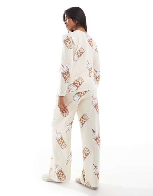 ASOS DESIGN Maternity - Beige pyjamassæt med overdel med lange ærmer og bukser med iskaffeprint, 3 af 4
