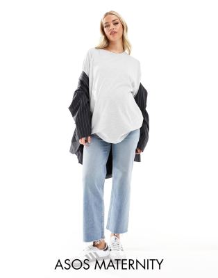 ASOS DESIGN Maternity - Bequeme, kurz geschnittene Umstandsjeans mit geradem Schnitt und Stretchanteil in Hellblau