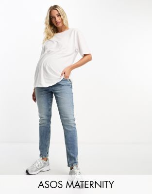 ASOS DESIGN Maternity - Bequeme Mom-Jeans in Mittelblau mit schmalem Schnitt