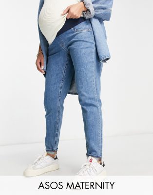 ASOS DESIGN Maternity - Bequeme Mom-Jeans in mittelblauer Waschung mit schmalem Schnitt und Unterbauchbund