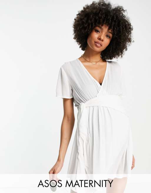 ASOS DESIGN Maternity – Biała marszczona narzutka plażowa z prześwitującego materiału z wiązaniem z przodu
